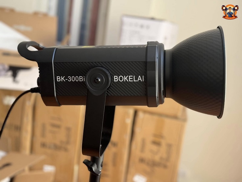 đèn Led BOKELAI BK-300BI và Marklive 200x