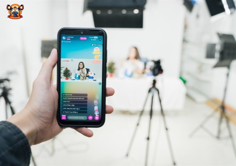 Máy tính, điện thoại - phụ kiện hỗ trợ livestream