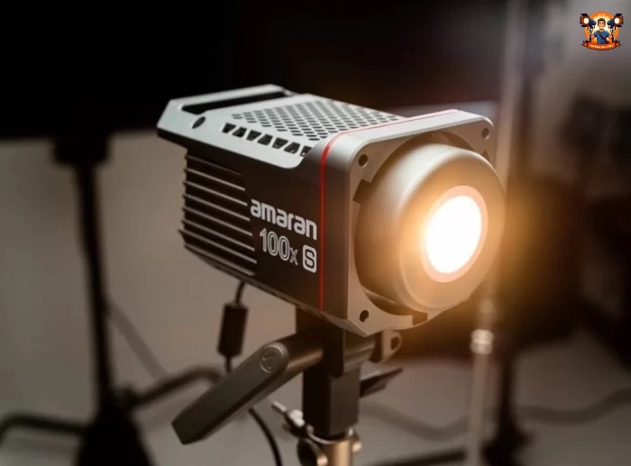 So sánh đèn Marklive 100x và đèn Amaran 100X